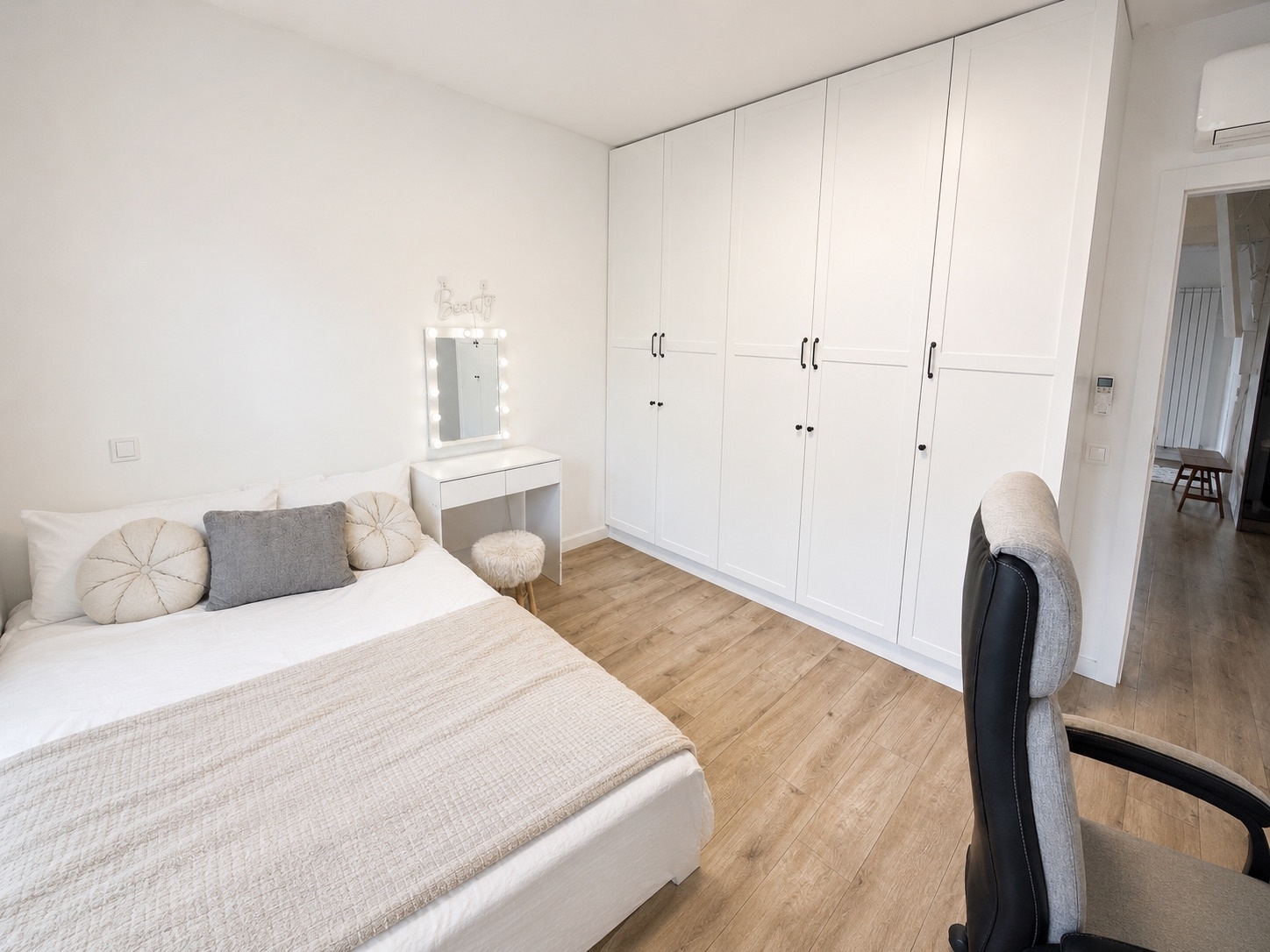 Furnished reception room in the River Park residence