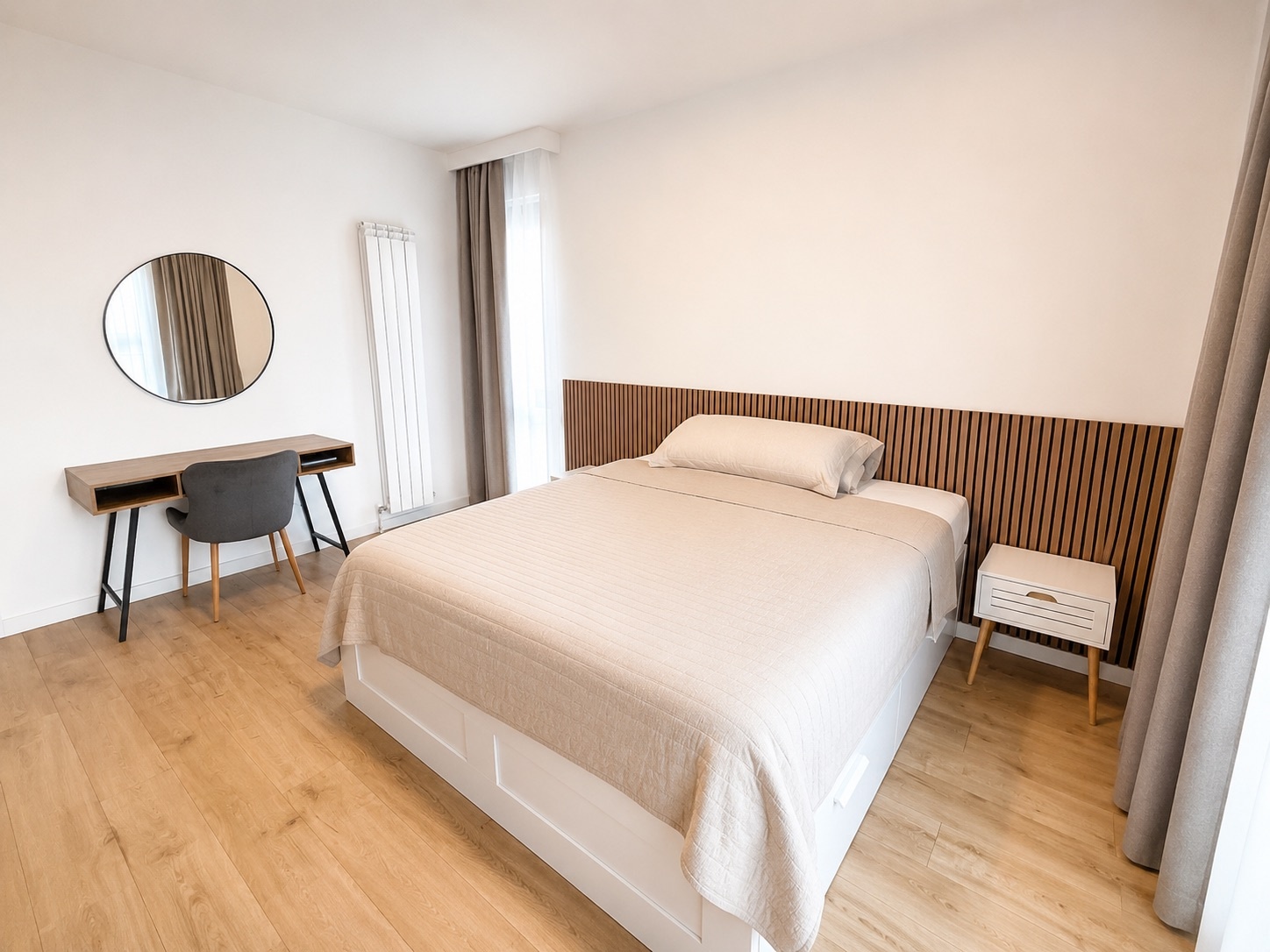 Principal bedroom in the furnished semi-detached house