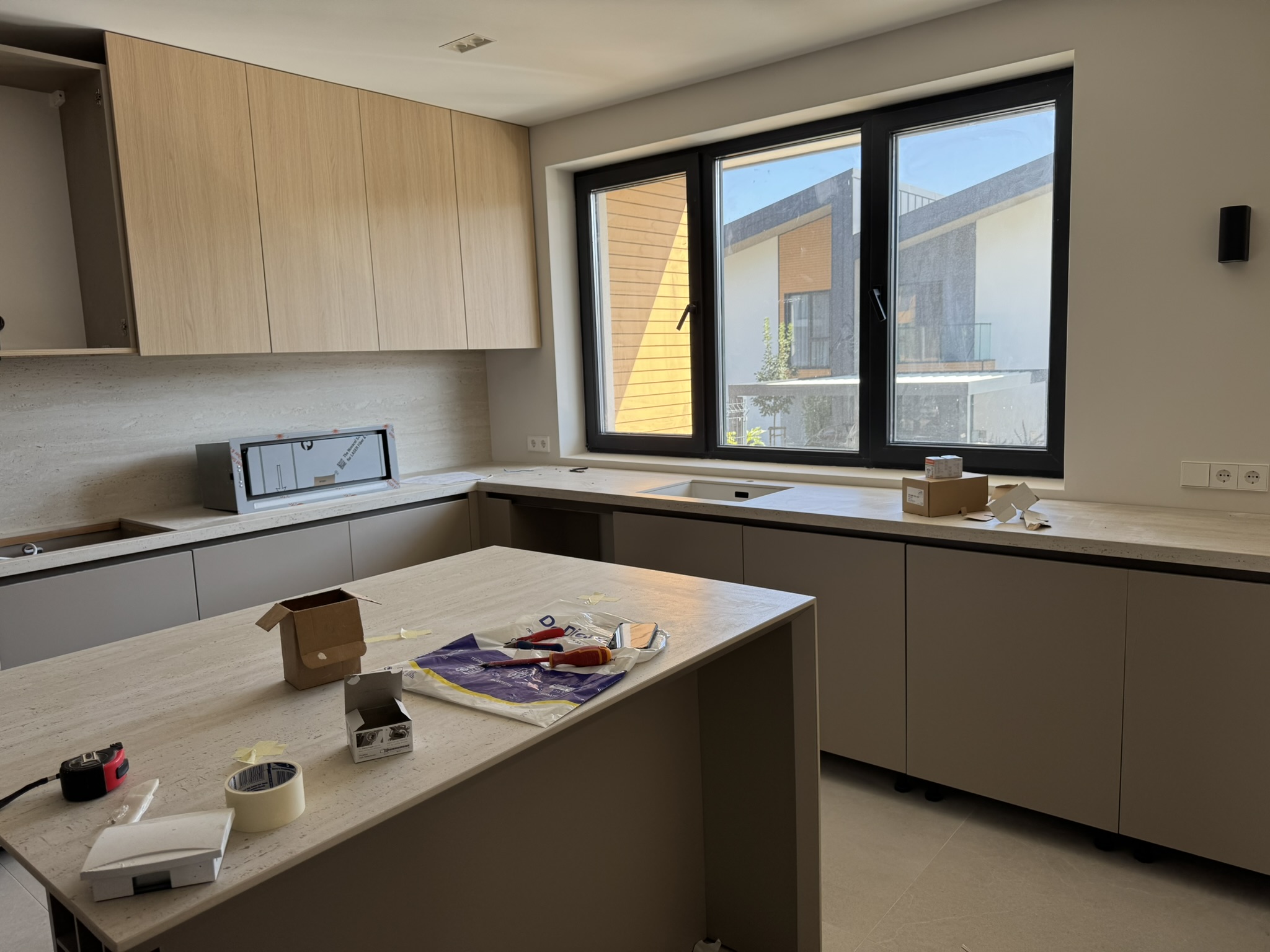 Contemporary fitted kitchen in the River Park Sofia house
